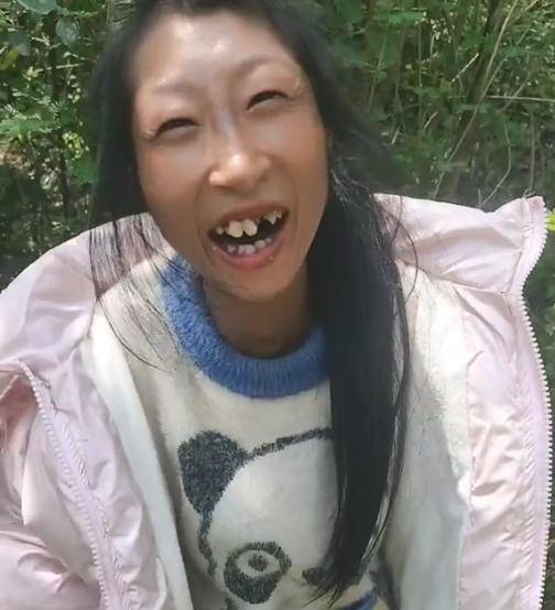 "袖珍女孩"小晓:34岁被母亲限制玩手机,疑似沦为赚钱工具?