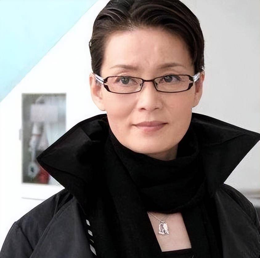 一生获奖无数,晚年却孤独落寞,潘虹:如有来生愿做一个普通母亲_潘红