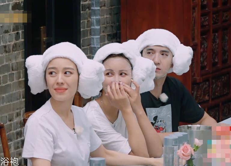 妻子团准备去汗蒸,其他人都戴羊角帽,谢娜与众不同,太少女了_马尾