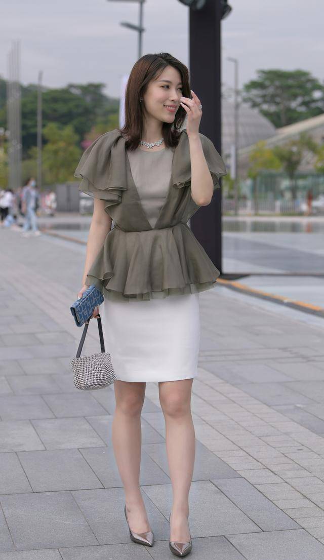 原创气质小姐姐真的会穿选一件v领亮色连衣裙搭配大方优雅又醒目