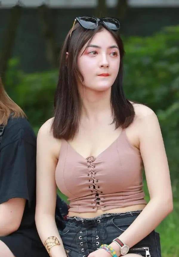 谁说微胖的女生不能穿露肩装,绝对美到让你惊艳_裤子_身材_设计