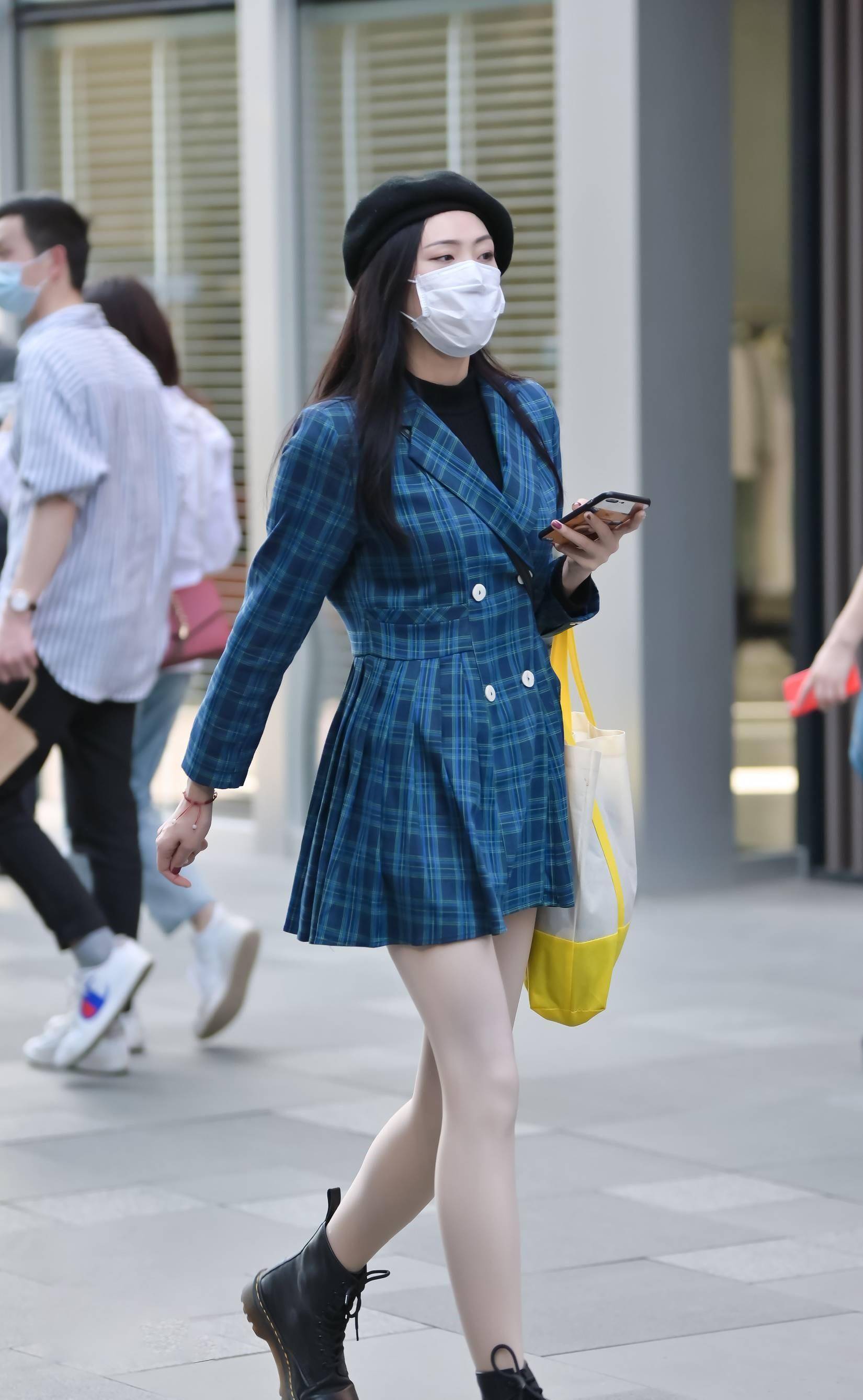 原创时髦的美女用短靴来搭配服装凸显精致感穿出迷人的时尚气息