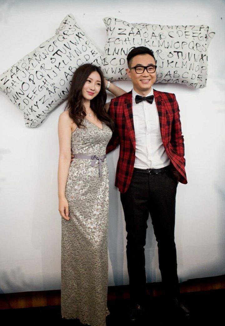 柳岩和大鹏关系有多好？对比与男模特合照就知道，反应太真实