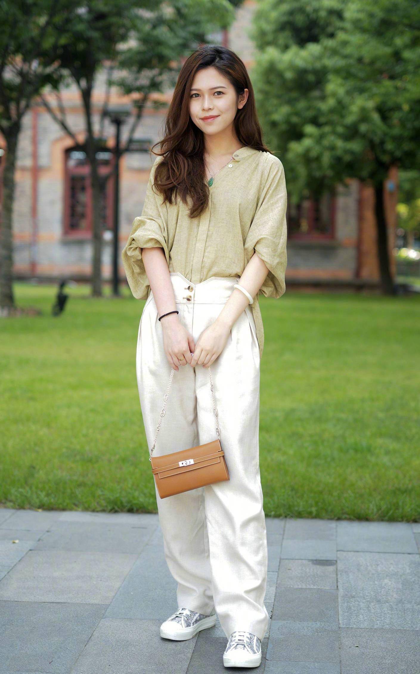 美女选择飘逸的直筒裤,修身显瘦还凉爽_身材苗条_白色_时尚