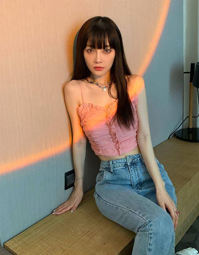 原创李小璐40岁还穿粉色吊带衫真不敢相信身材苗条像小姑娘一样
