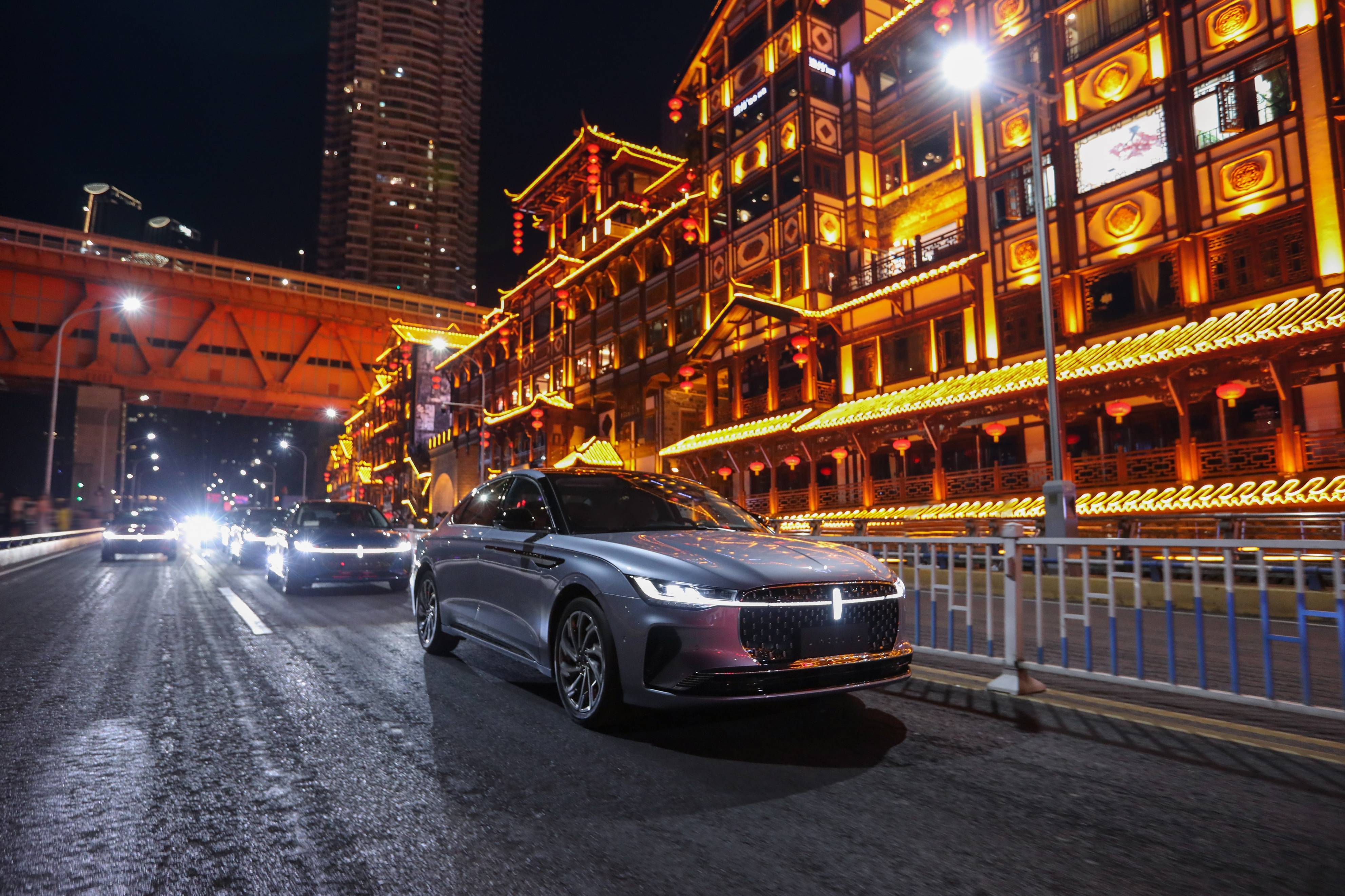 特别是入夜之后看,全城都呈现出光怪陆离,魔幻立体的城市氛围,其夜景