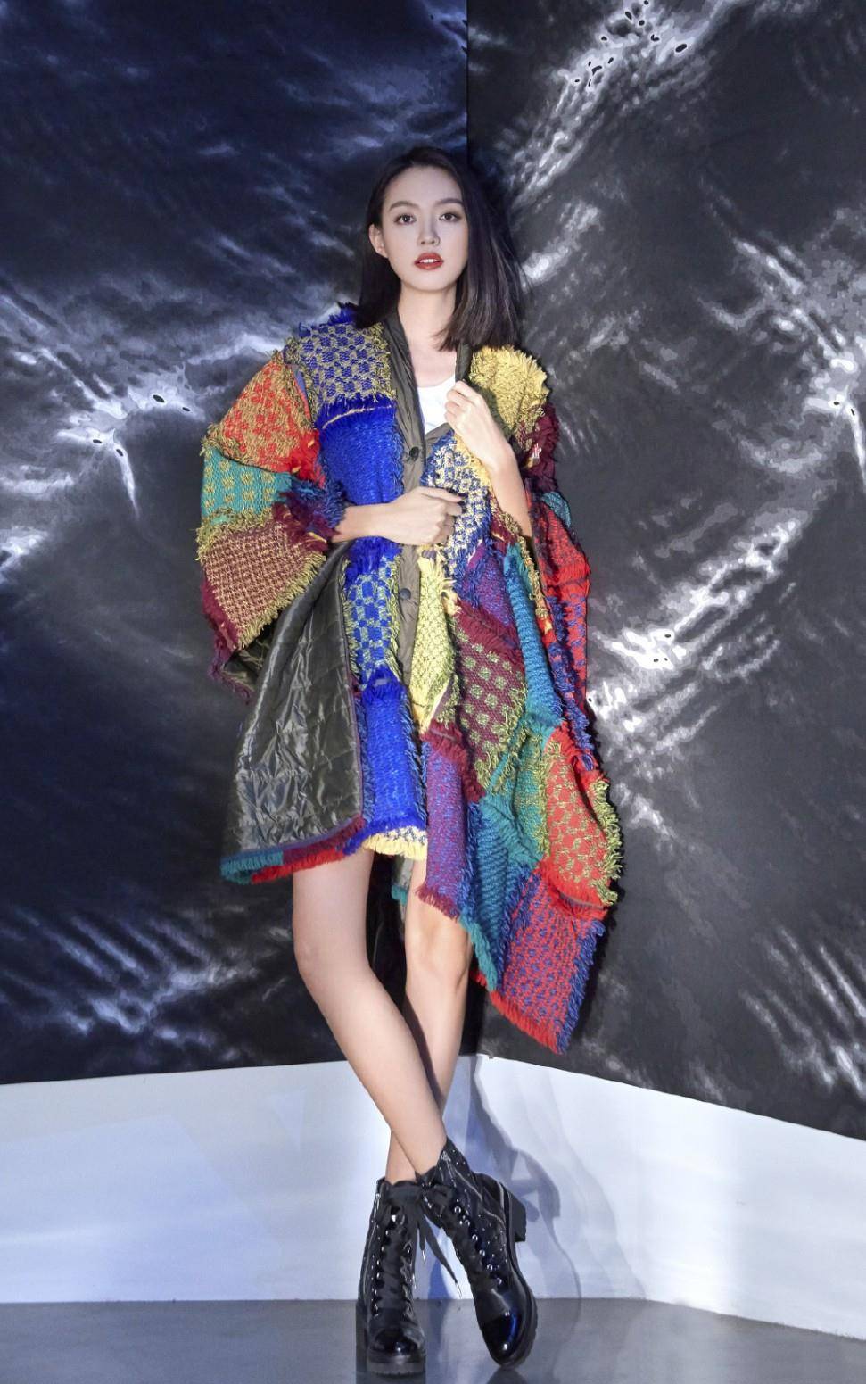 不愧是中国首位世界小姐,张梓琳披"破布"也很美,长腿更是吸睛_身材