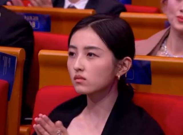 图片[8]-张小斐金鸡奖封后，刘浩存祝福张子枫垮脸，刘浩存比张子枫有风度-沐风文化