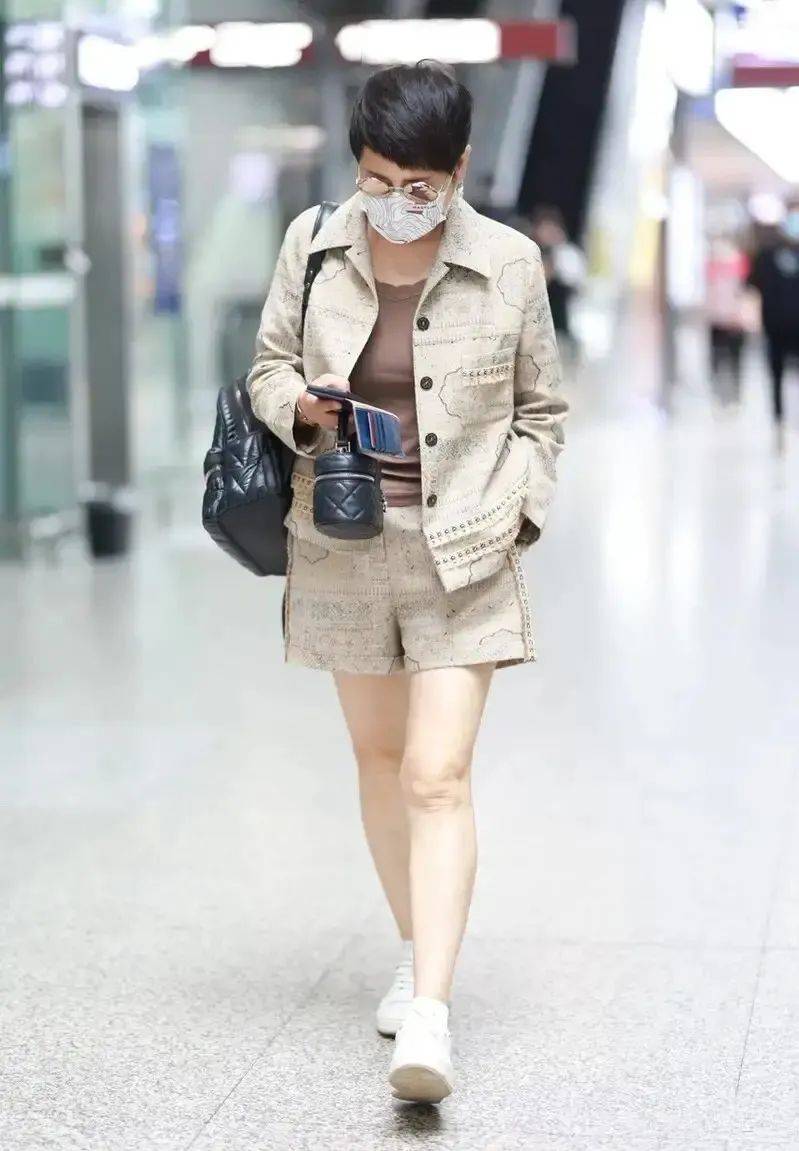 原创60岁张凯丽太洋气印花衬衫配短裤减龄又时髦哪像奶奶辈