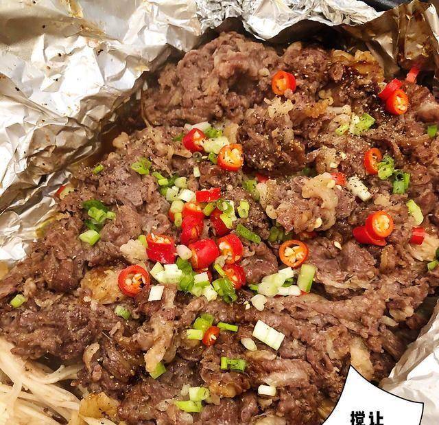 超下饭锡纸肥牛金针菇,牛肉软嫩,肉汁和洋葱和金针菇互相交融_雪花