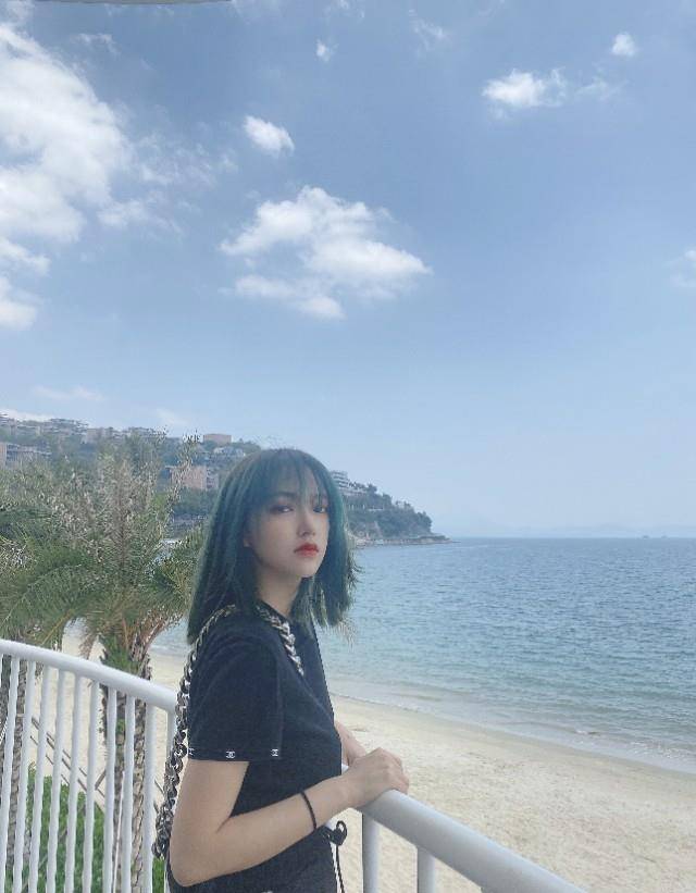 原创孟美岐银色高马尾女王范十足队友程潇蓝发造型变身漫画少女