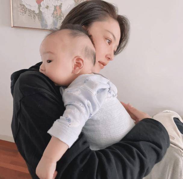 神秘男子凌晨晒张馨予近照,她抱干儿子动作熟练,张馨予闺蜜身份成谜