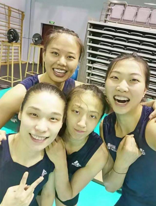 中国女排大合影告别北仑!栗垚伤感发文,林莉一举动让球迷落泪