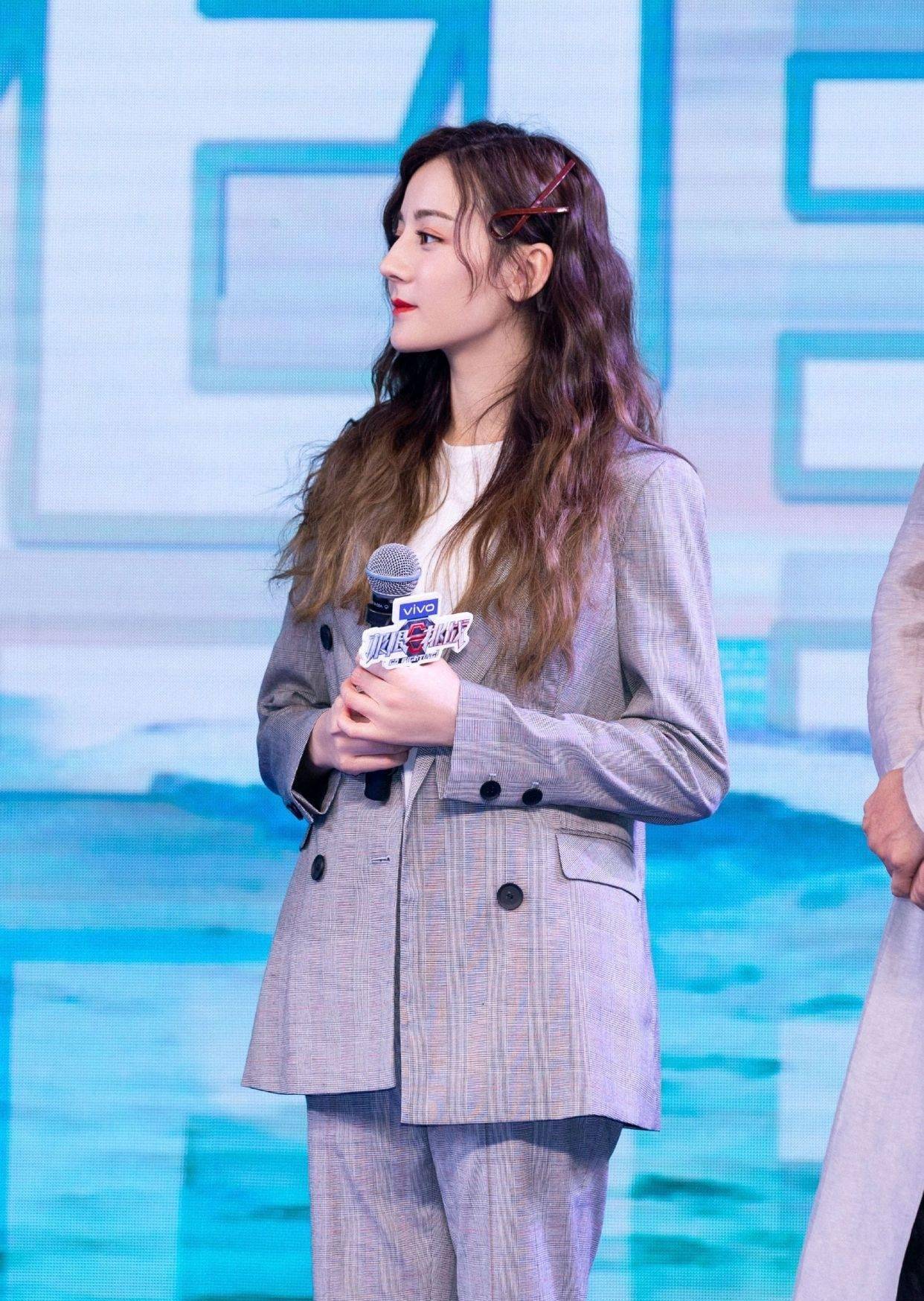 原创迪丽热巴最新私服出炉格子衬衫配牛仔裤休闲穿搭少女感十足