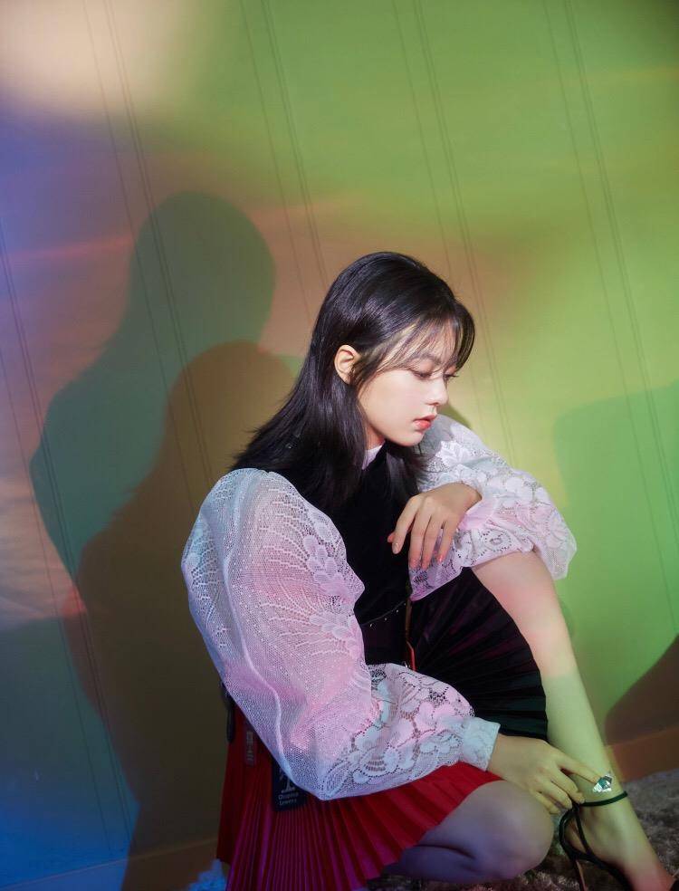 17岁赵今麦这回时尚了,时尚泡泡袖配短裙,初现优雅女人味_衬衫_黑色