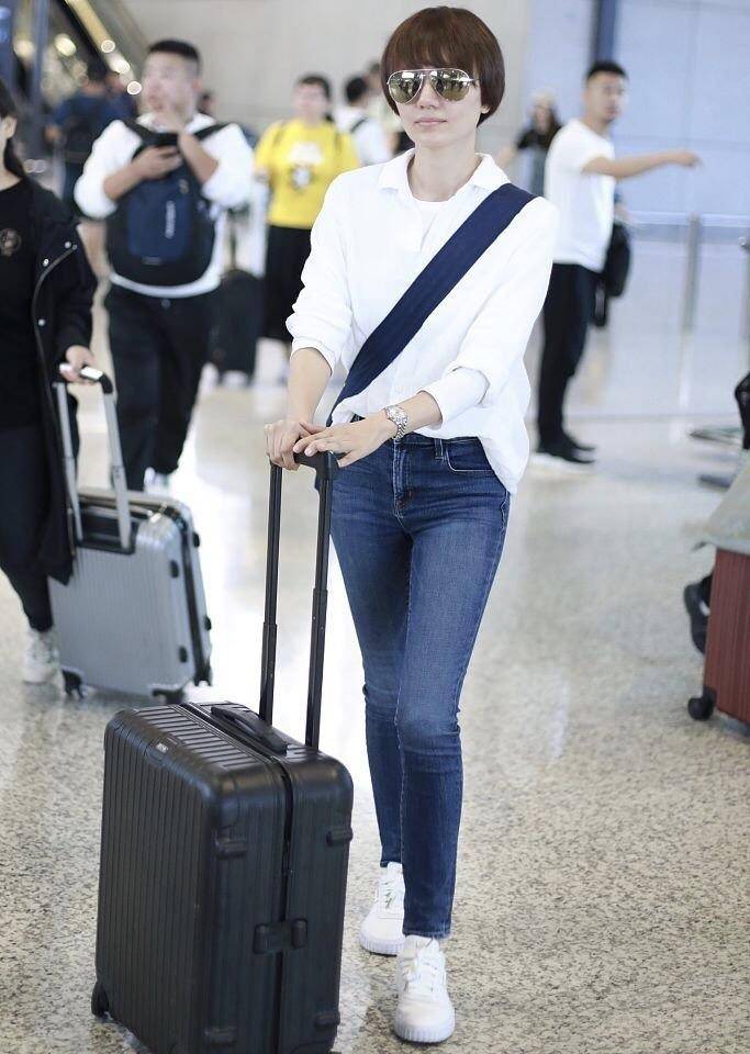 大方的将一条修长纤细的美腿展现在了众人的面前,可见袁泉对于身材