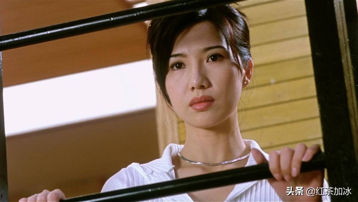 她抓住这个难得的机会,签到了德宝公司,成为了新的"水晶女孩".