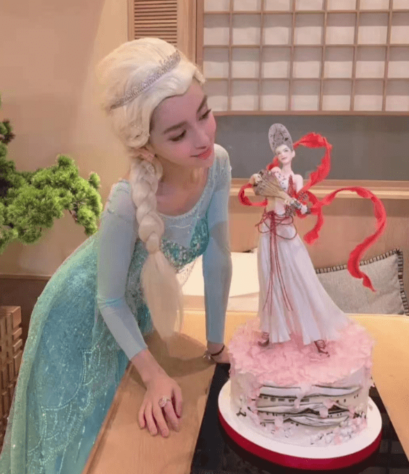 9位女星cos艾莎公主吴昕热巴神还原却都比不过40岁的她