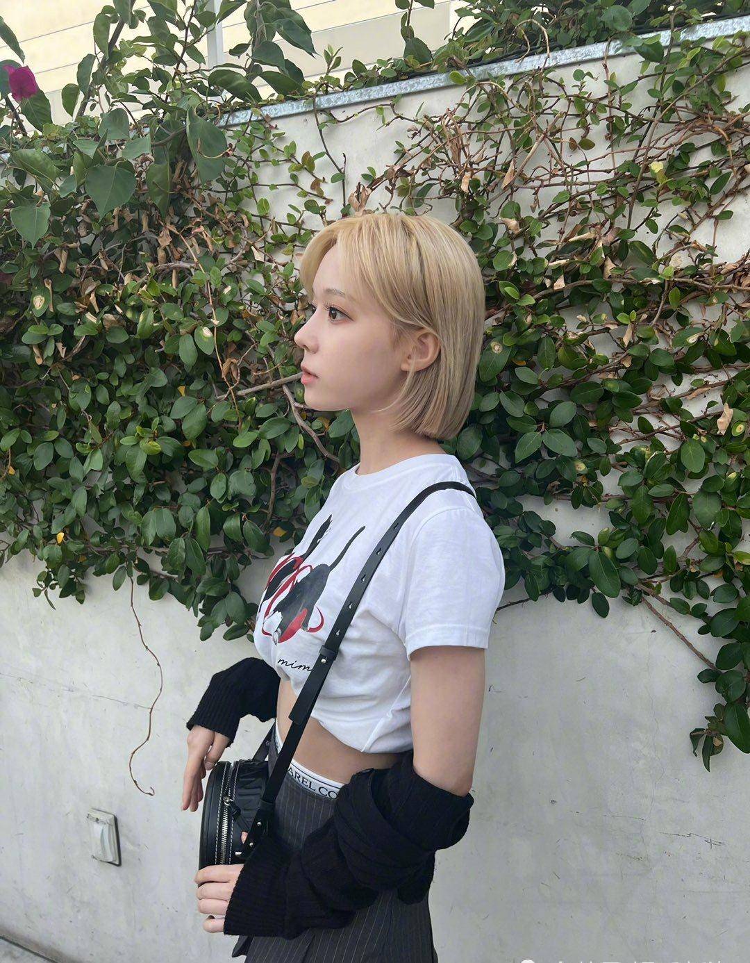 aespa金玟庭晒出7张照,没有一张是好好穿衣服的,又是什么让粉丝大呼