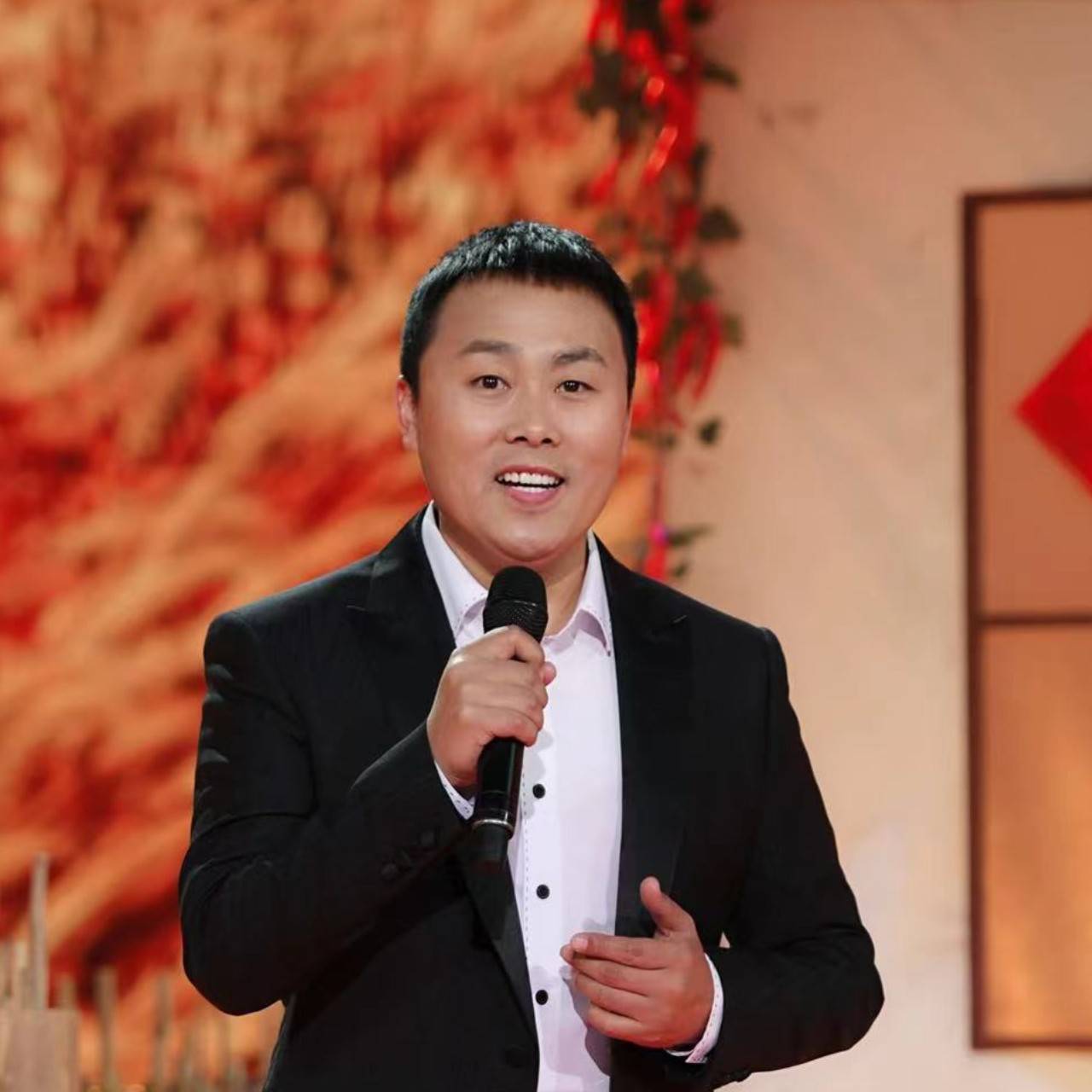 原创星光大道6位草根歌手有人凄惨住桥洞有人住5000万豪宅