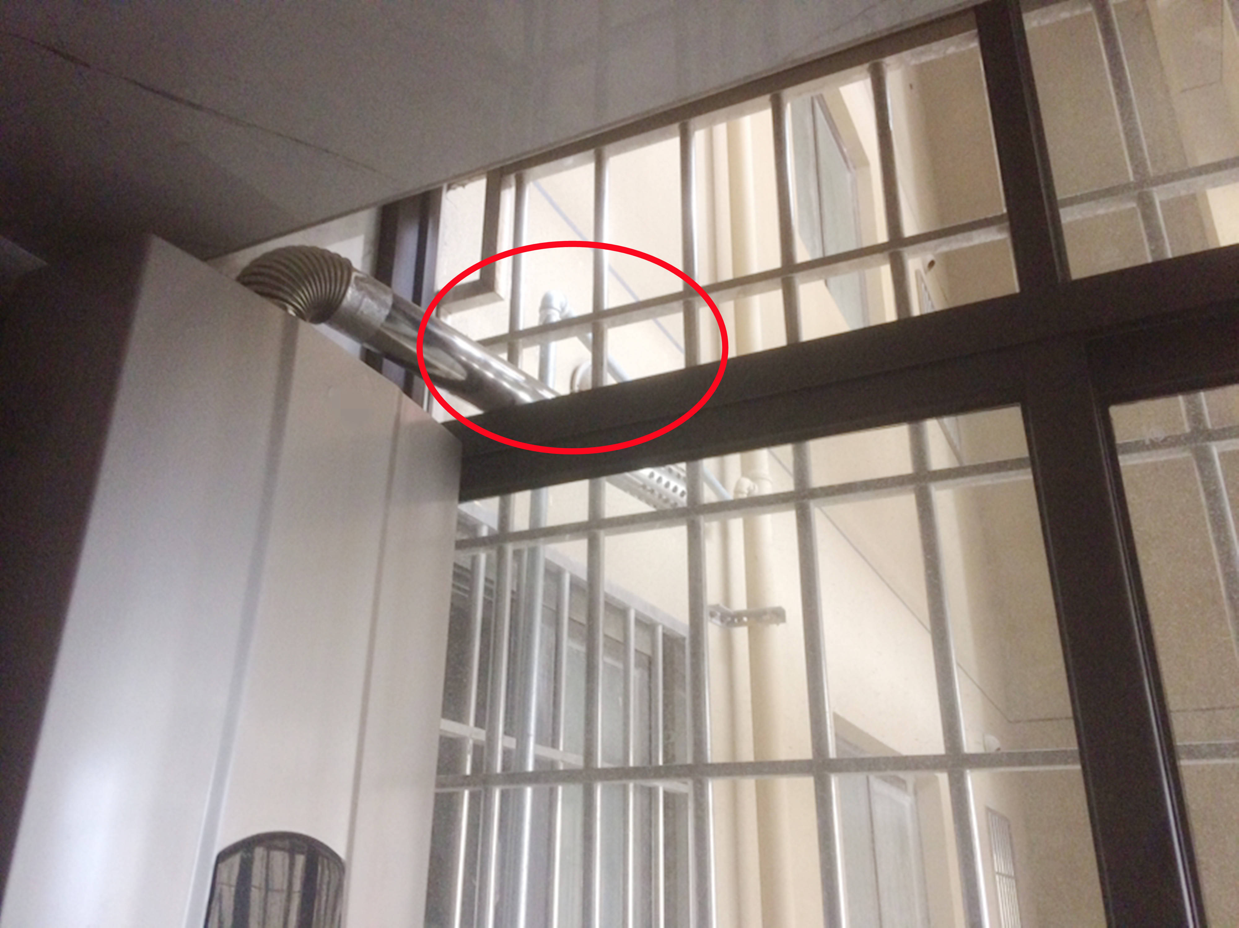 热水器的排烟管,燃气管距离1cm,这也贴得太近了吧!