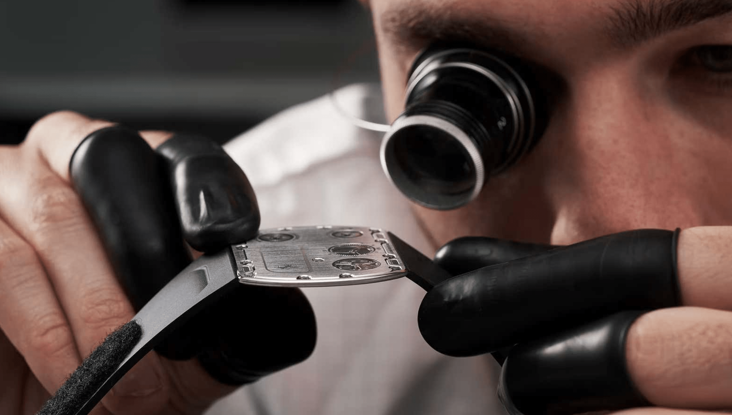 世界上最薄的机械表厚度还不及一枚硬币，售价188.8万美元_搜狐网