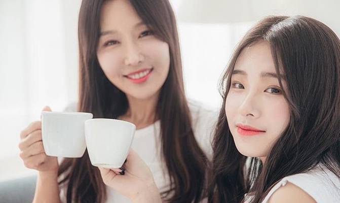 因常年健身,50岁的李秀珍和18岁女儿同框被网友问:哪个是妈?