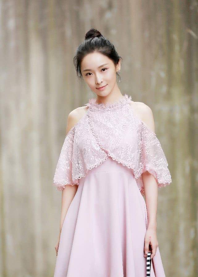 "谋女郎"李曼新剧大受好评!除了演技炸裂,穿衣风格更是惹人爱