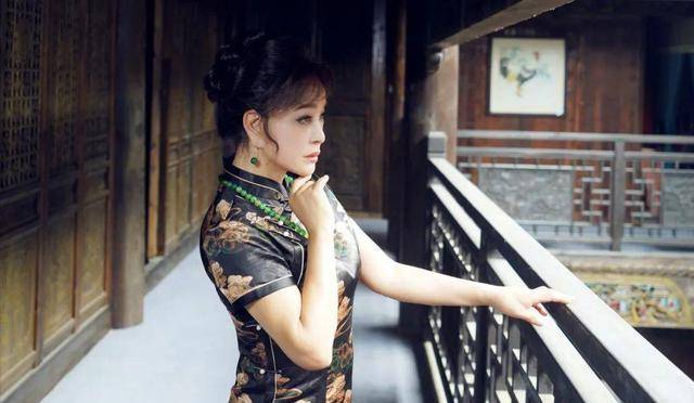 原创             刘晓庆新剧再演少女！穿旗袍体态丰腴，生图尽显64岁最真实的样子