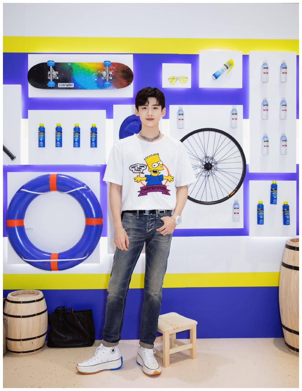 "怀柔鞋王"白敬亭,卫衣毛衣花衬衣和球鞋,向你展示鞋王的穿搭_小男孩