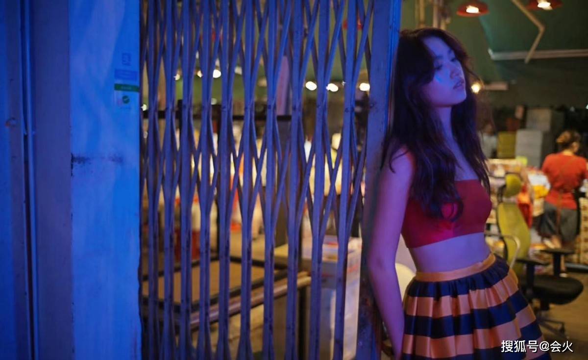 任达华17岁女儿晒比基尼照,腰围堪比巴掌大