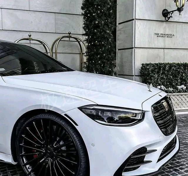 白色奔驰s级实拍气场依然强大30t9at犀利造型更霸气