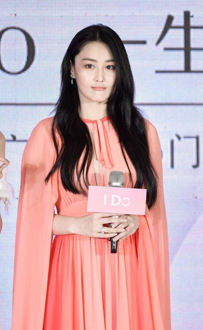 原创张馨予长发才最美穿粉色连衣裙化身粉红佳人女的看见也被迷住