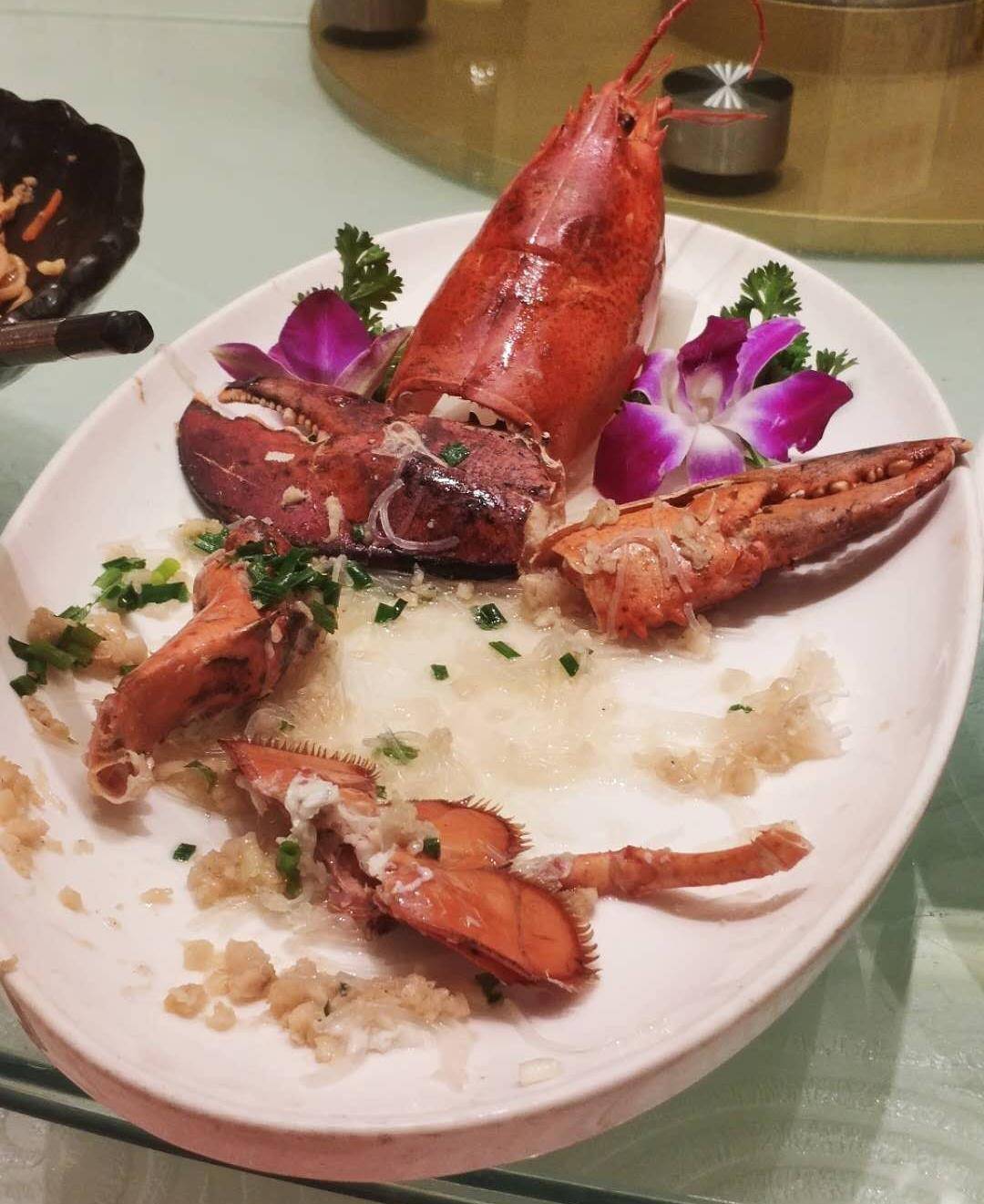 原创三星级酒店办满月酒3000元一桌22道菜龙虾鲍鱼扇贝全都有