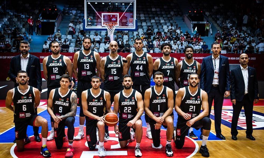 达尔·塔克得了22分,约旦男子篮球队以74-65击败东道主,赢得了男子