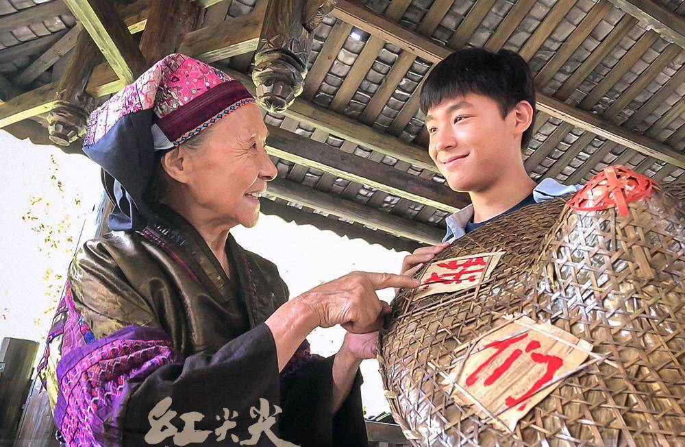 从《红尖尖》的制作团队来看,陈冬冬担任出品人,总制片人,名导曾晓欣