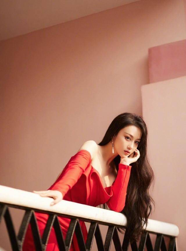 张馨予清场做发型,洗头时跷二郎腿刷手机,意外暴露手腕纹身_长发_左手