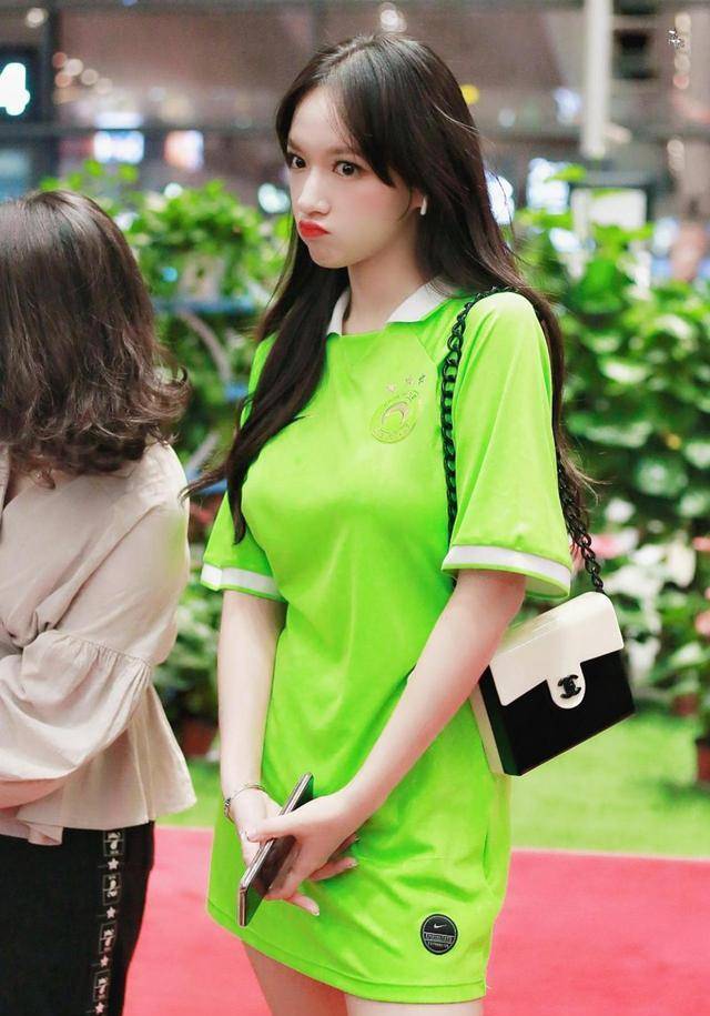 原创程潇跳舞忘乎所以抬手后上衣不慎跑走肚子暴露男人爱这种