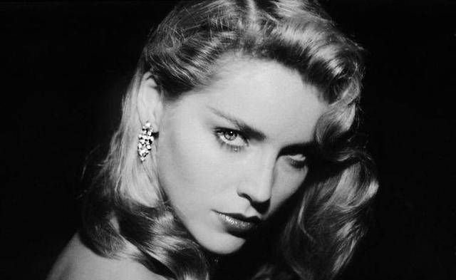 62岁莎朗斯通还被关注上半身,当年她有多清纯美丽,你知道吗?