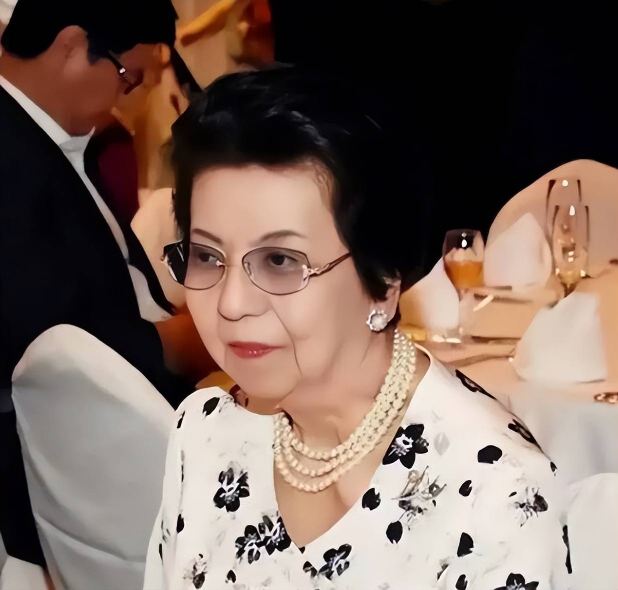 安倍母亲岸洋子宣布放弃继承儿子的遗产安倍昭惠成唯一继承人