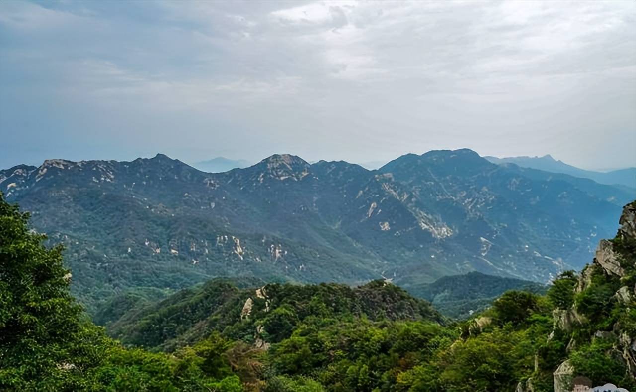 “好客山东”响亮的名片，不只有省内第一高峰泰山，还有这两座山