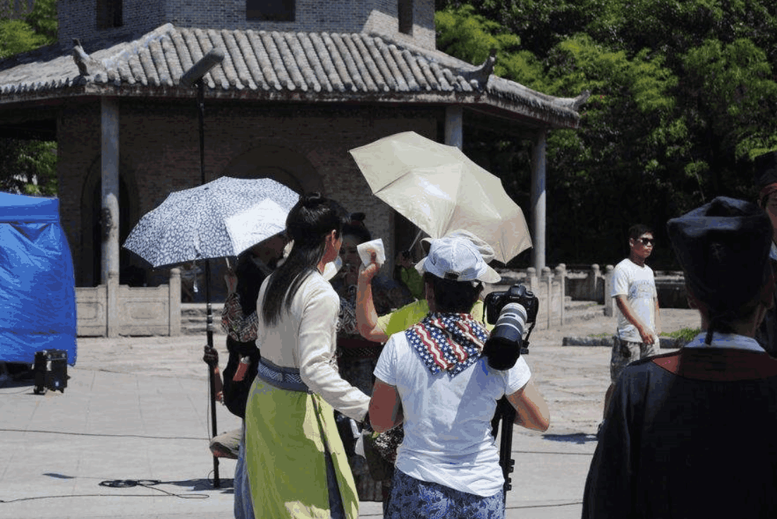 原创日赚10万还要卖惨粉丝心疼偶像拍戏辛苦却不知自己父母更辛苦