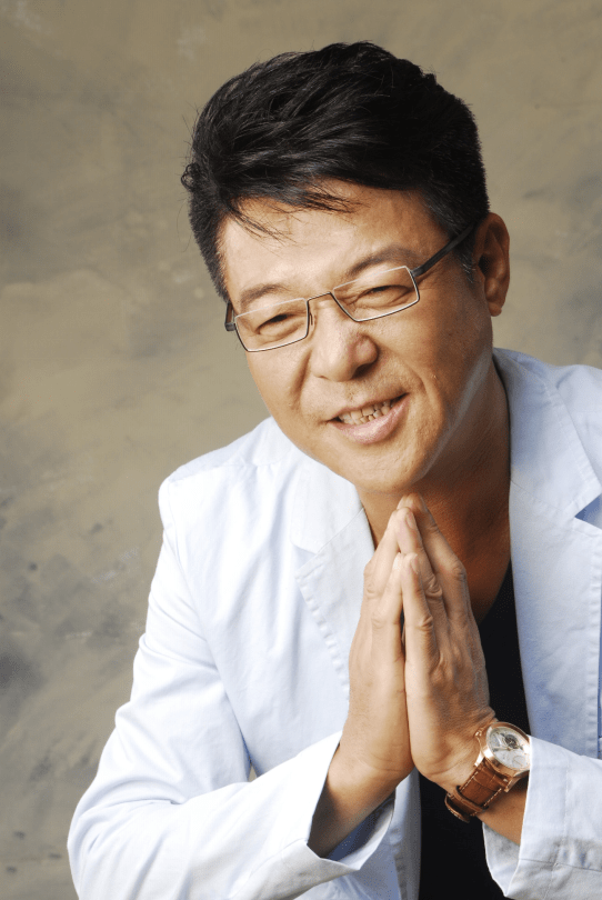 63岁歌手姜育恒罕露面,在自家豪宅宴客,穿4000千元t恤喝到脸红_台湾省