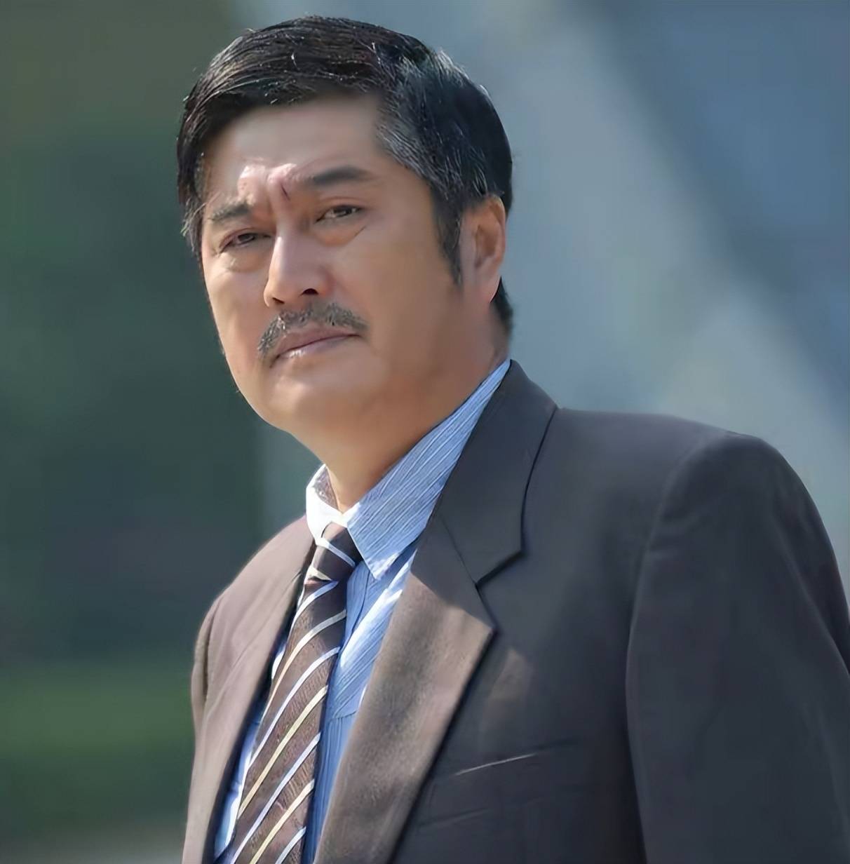 港星林威回农村老家,晒院内照杂草丛生,曾与成龙刘德华大咖合作