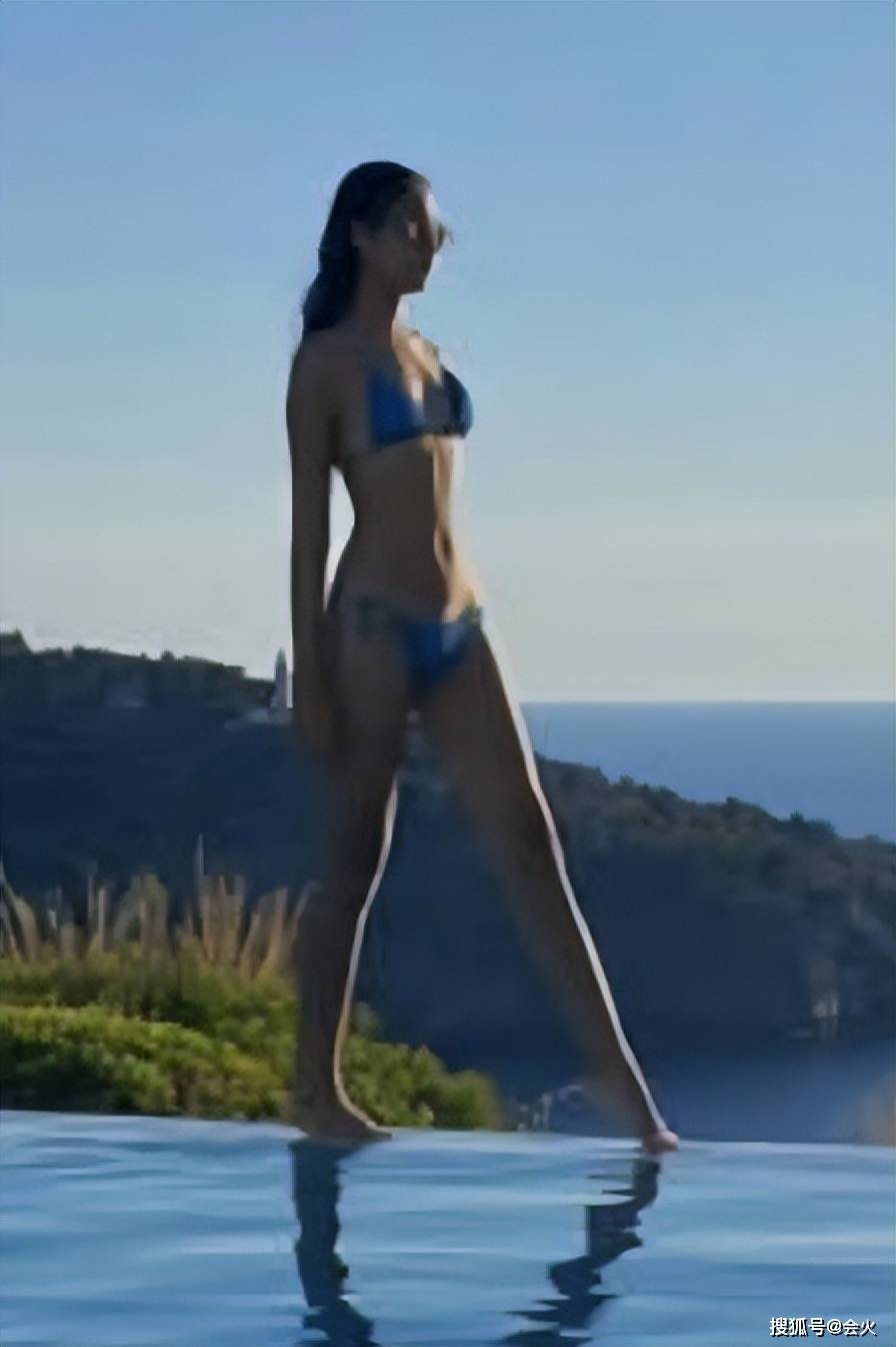 任达华17岁女儿晒比基尼照,腰围堪比巴掌大