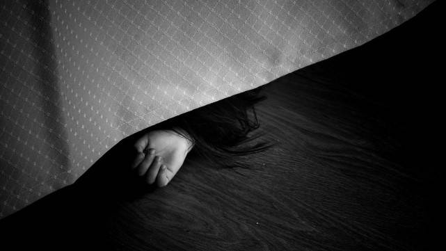 男子用枕头将妻子闷死后竟在6个子女面前把尸体丢进大锅煮