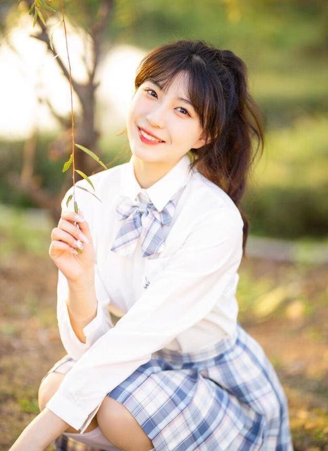 简约又大方自然的拍照姿势,单人照这么拍,照片真的美