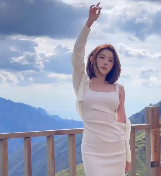 聂小雨穿吊带拍视频自己不忘打码处理却忘记给照片打码