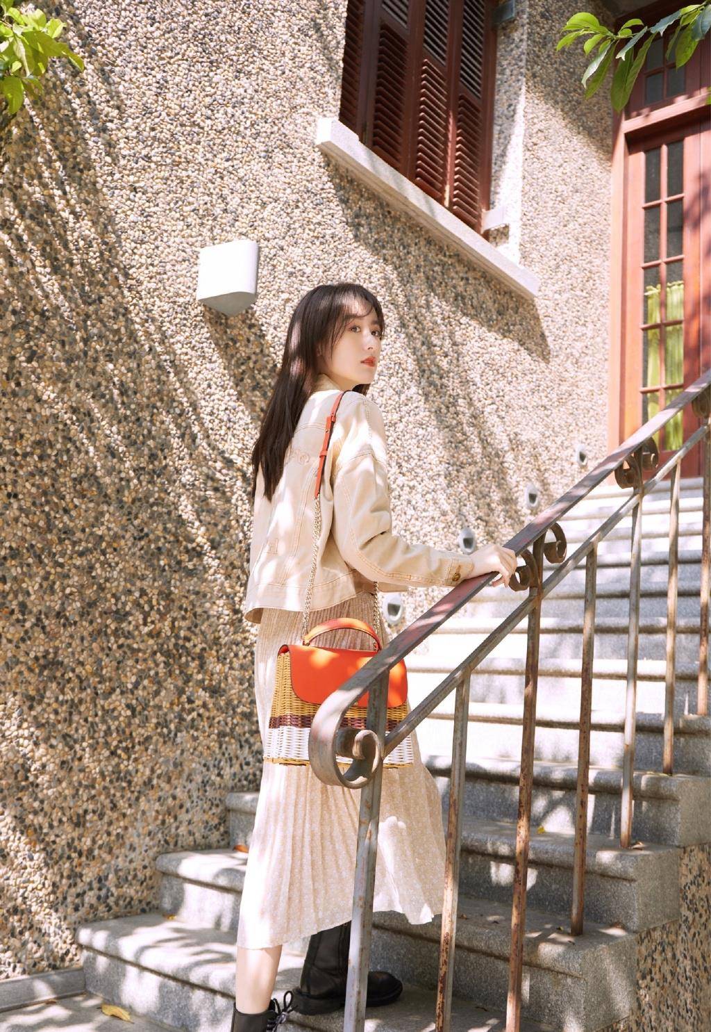 袁冰妍太清纯了,穿白色荷叶边轻纱衣配牛仔裤,妥妥的18岁少女_显得