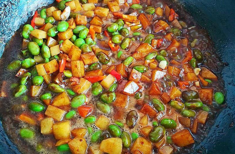 5,煮几分钟,煮至青豆和土豆丁熟了,加入少量捞汁调味.